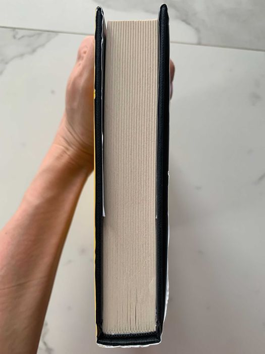 Йелоуфейс - Р. Ф. Куанг ТВЪРДИ КОРИЦИ