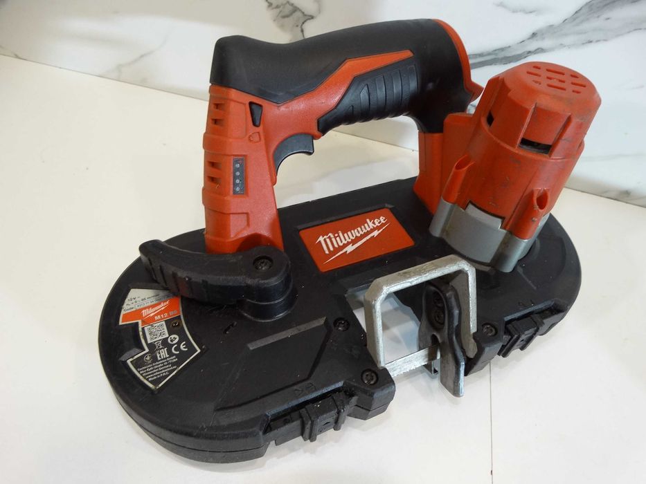 Milwaukee M12 BS - Лентов трион / банциг