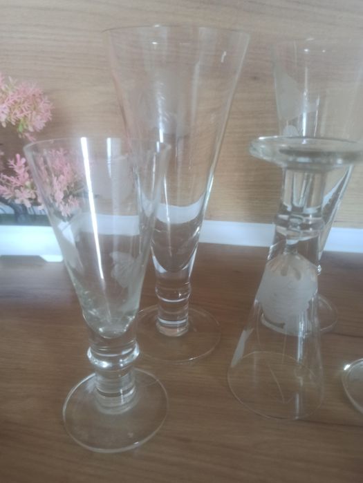 Красив комплект стъклени чаши