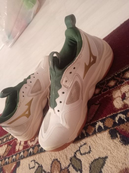 Продам кроссовки mizuno mave momoent 3