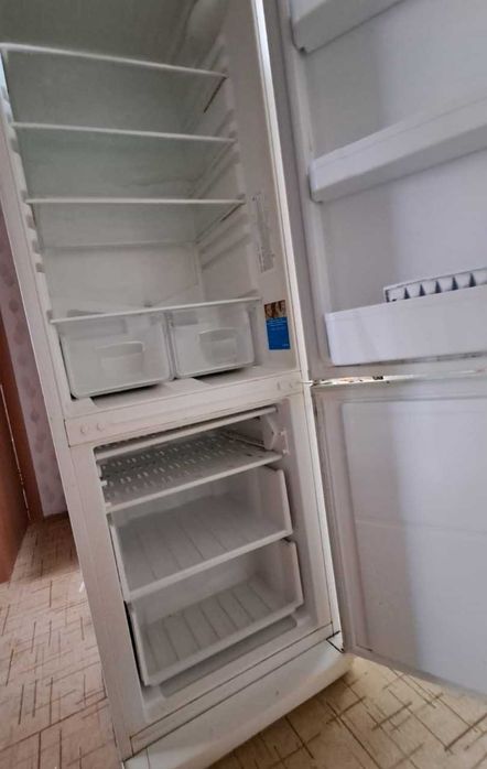 Холодильник Indesit (нерабочий)