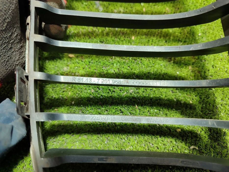 GRILA BARA FATA STANGA / DREAPTA BMW 320D SERIA 3 E90 LCI 2.0 DIESEL 2009 COD OEM 7201968 / 7201967 / 51137201968 / 2005-2013