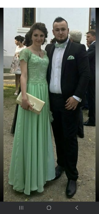 Rochie lungă de seară, de culoare verde mentă, cu dante
