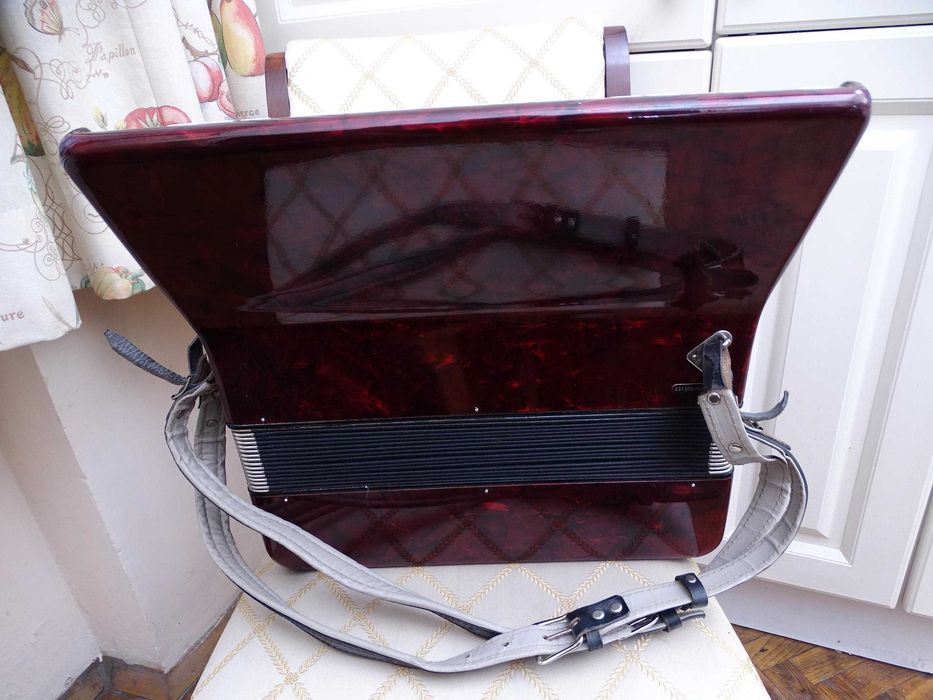 Много запазен стар акордеон Велтмайстер 48 баса