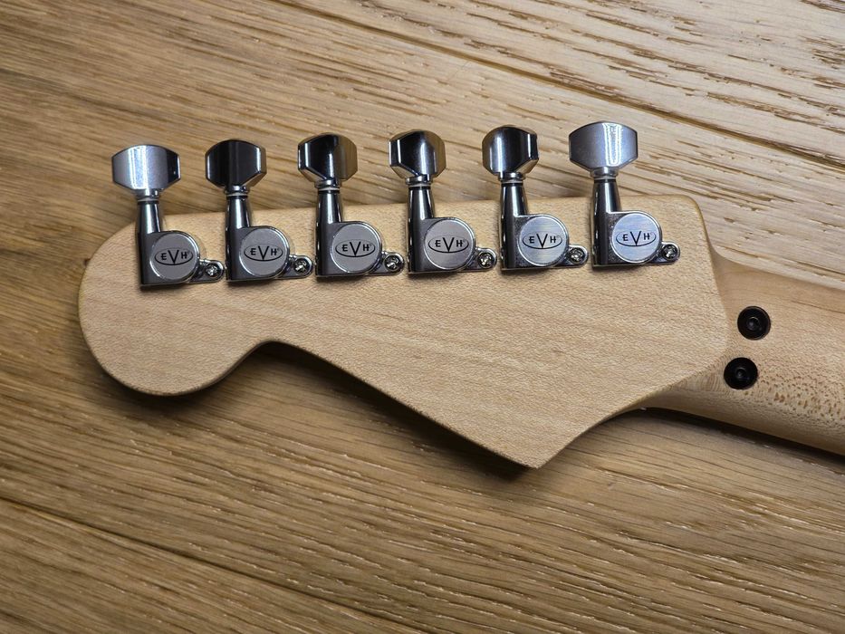 Vand / Schimb chitara electrica EVH Striped series RED