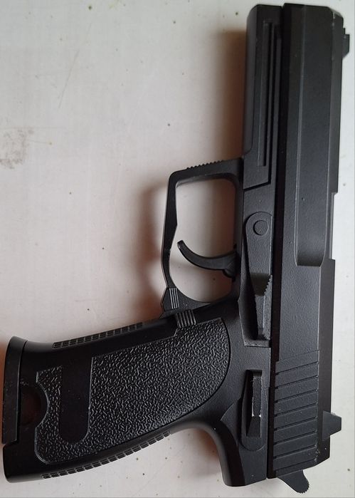 Игрушечный пистолет пневмптический