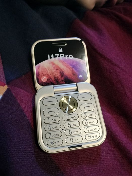 Ново!!! Телефон с капаче