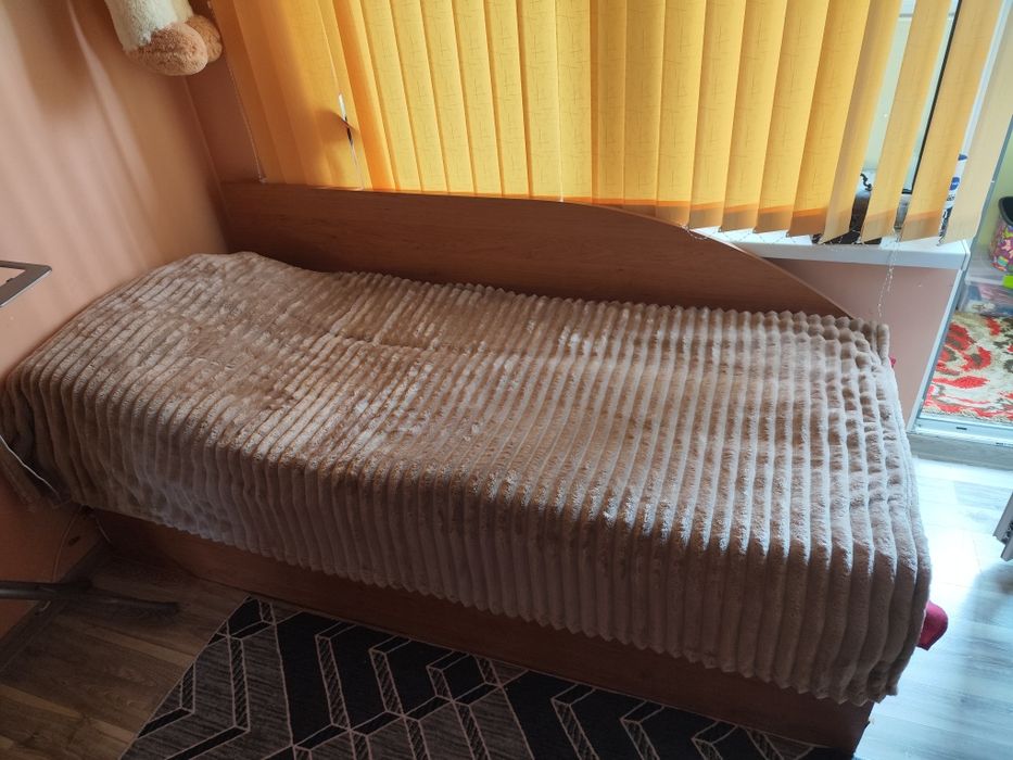 Гардероб с надстройка+легло с матрак 250 евро