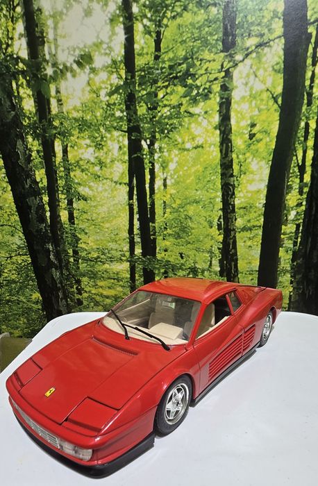 Ferrari Testarossa 1:18 Burago Italia
parbriz zgâriat puțin,