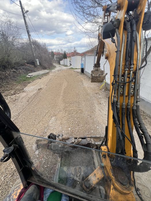 Изкопни и почистващи дейности полагане на канал с малък багер и бобкат