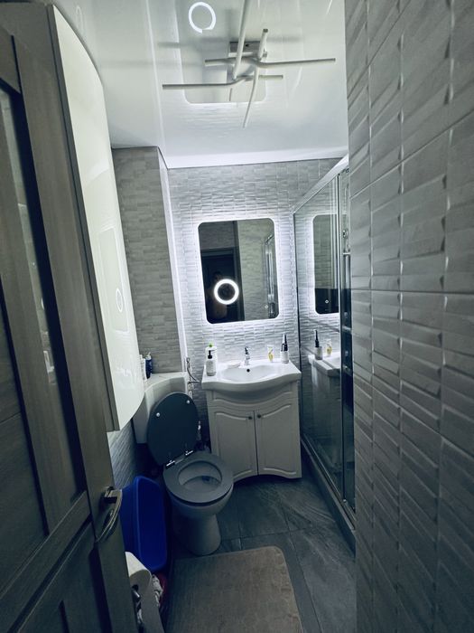 Apartament 3 camere decomandat tomis nord vis a vis de hotel Zodiac stradal vedere la bulevard parcul Tabacarie etaj3/4 156000 euro