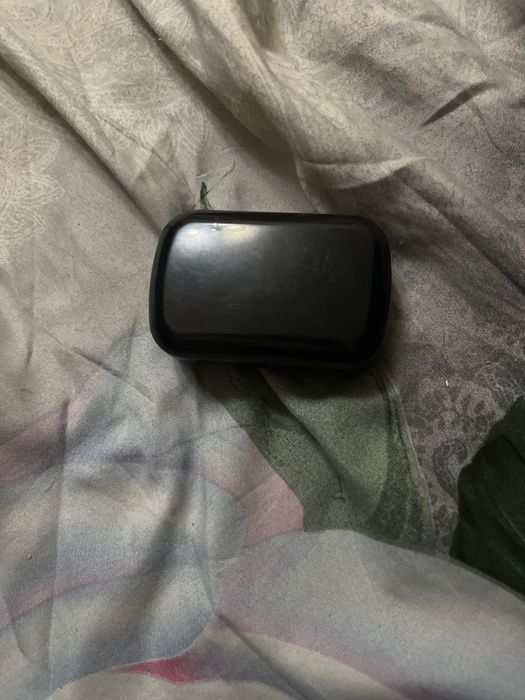 Naushnikni idishi sotiladi