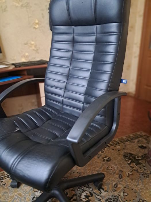 Продам стол компьютерный и кресло