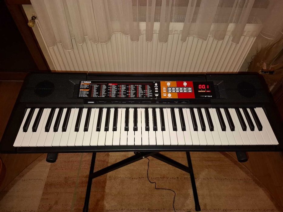 Orgă YAMAHA PSR-F51 cu stativ