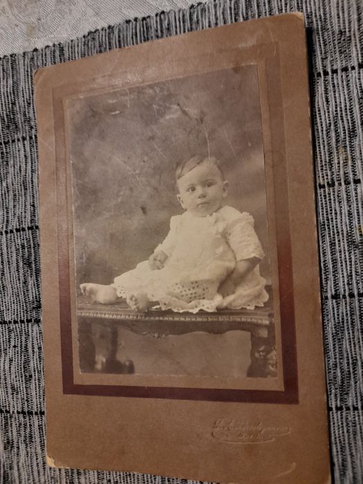 Стари снимки и стъклена гарафа