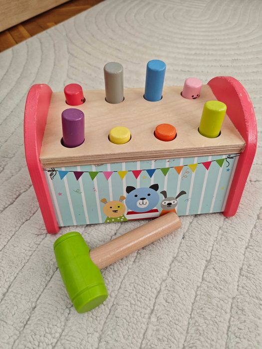 Дървена играчка с чукче за двигателни умения