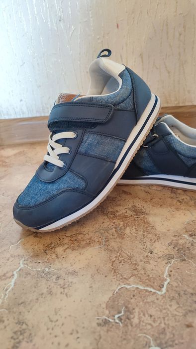 Продам кроссовки на мальчика.