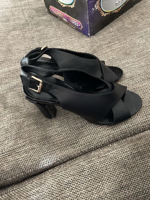 Босоножки 35 размера 2500 тг