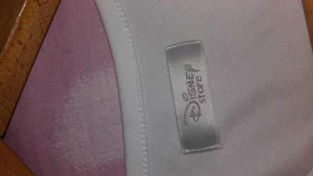 Продавам рокля на дисни