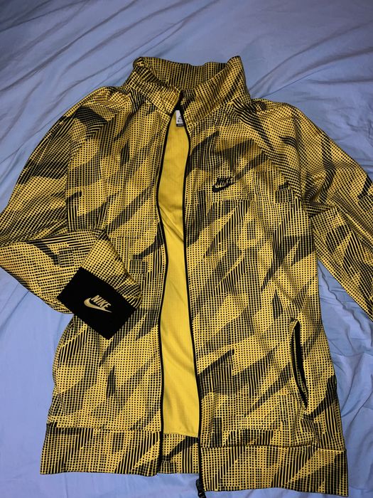 Жълто горнище Nike