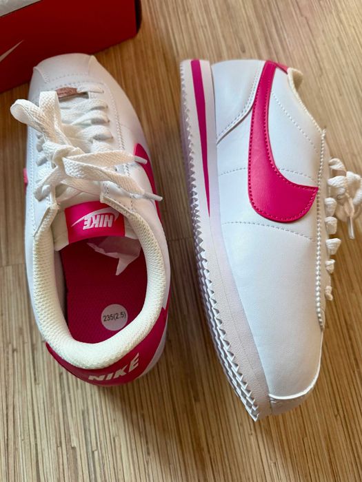 бели Nike Cortez