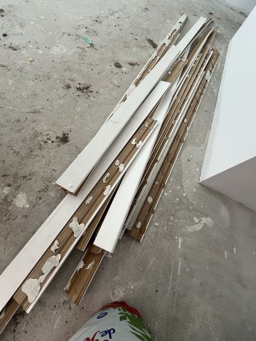 Vand plinta alba MDF in stare foarte buna