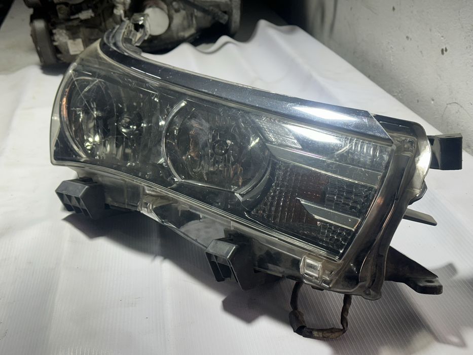 Фара передняя правая Toyota Corolla E180