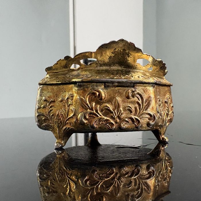 Винтидж малка метална бижутерка