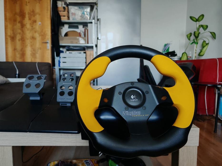 Volan Logitech cu padele si pedale