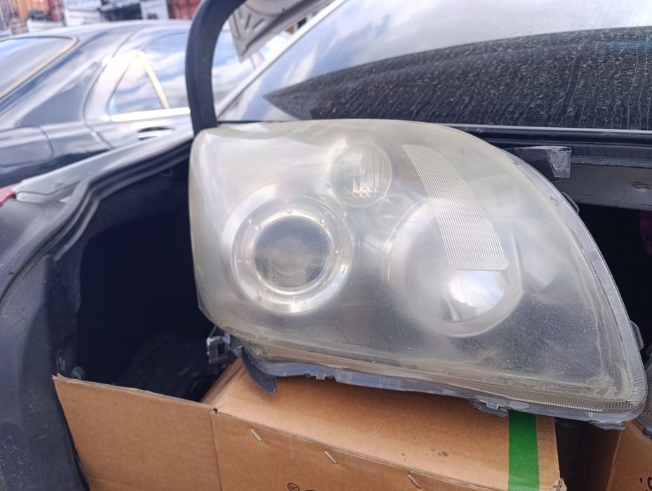 Фары авенсис 1 пара