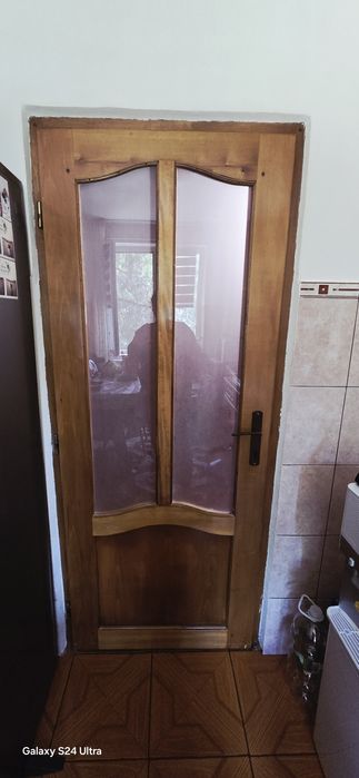 Vând 4 uși din lemn masiv