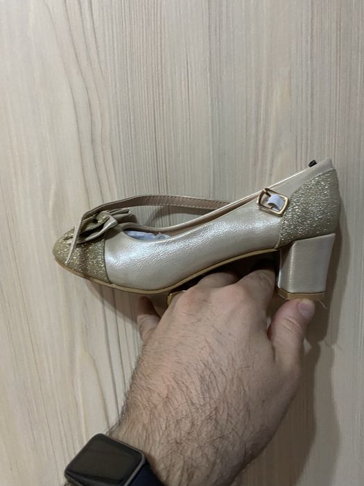 Детска рокля с елегантни обувки за празничен повод