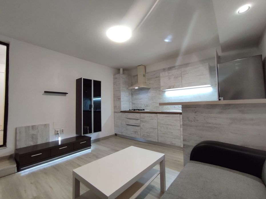 Apartament de închiriat 60 mp 2 dormitoare + curte / gradina proprie 50mp + loc parcare, pe str Safirului
