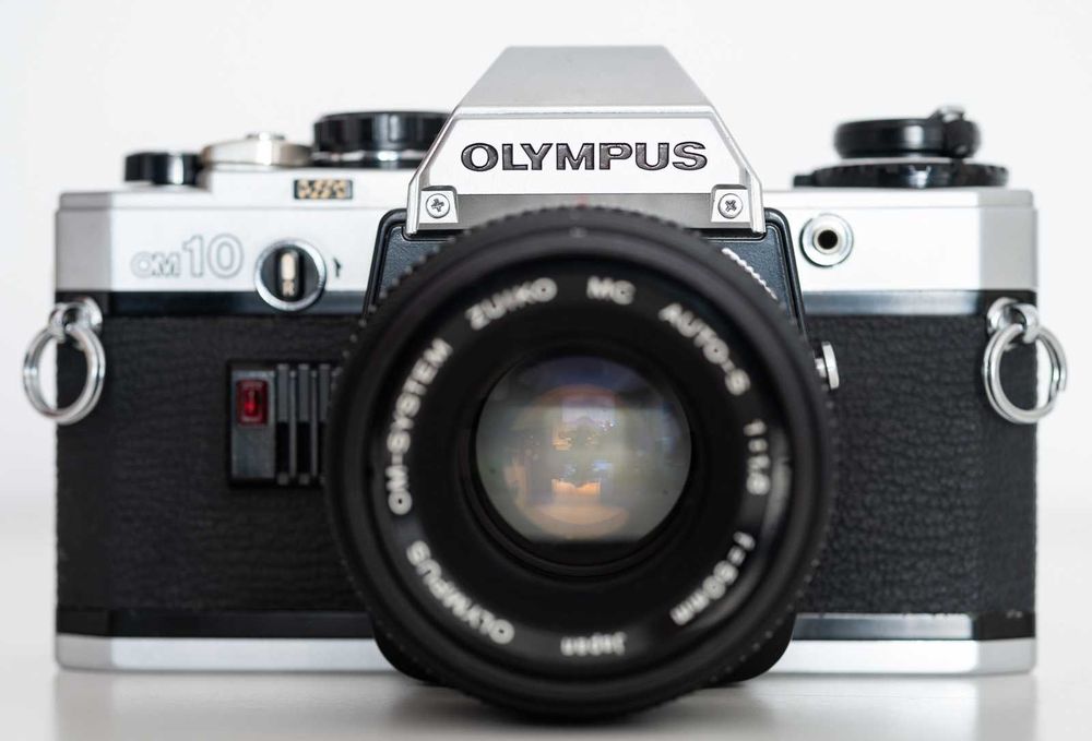 Aparat film Olympus OM10 cu obiectiv 50mm 1.8 in stare foarte buna