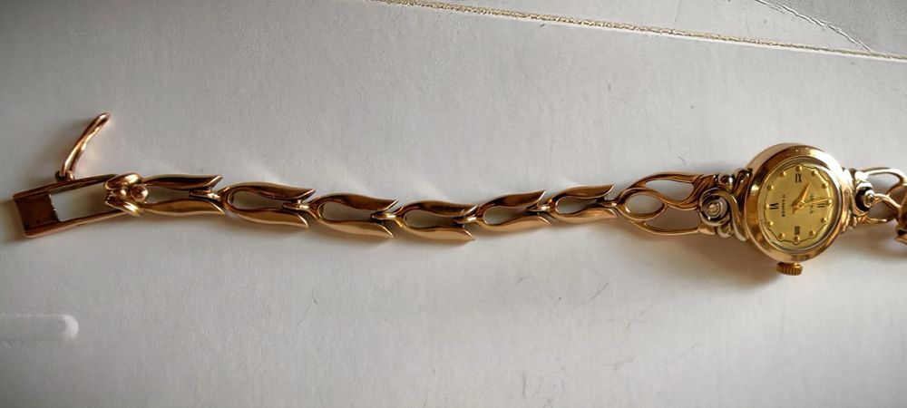 Qo'l soati ayol qizlar uchun