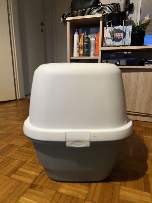 Litiera pisici acoperita cu usita si tavita detasabila si lopetica
