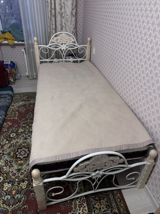 Кровать с матрасом