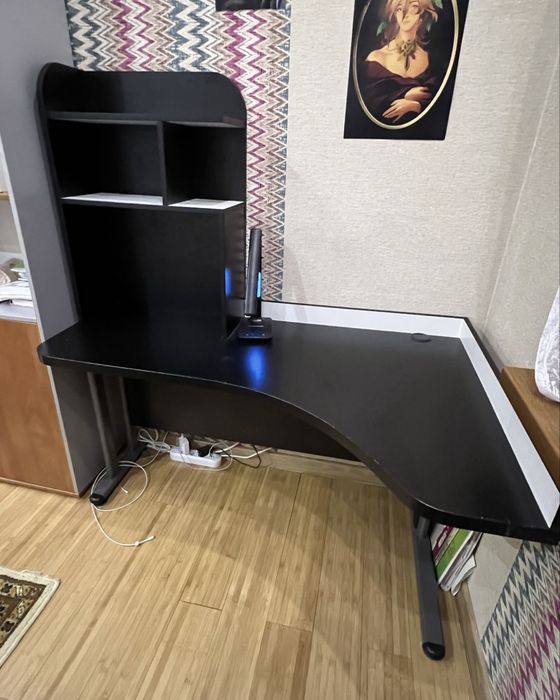 Продам стол с полками