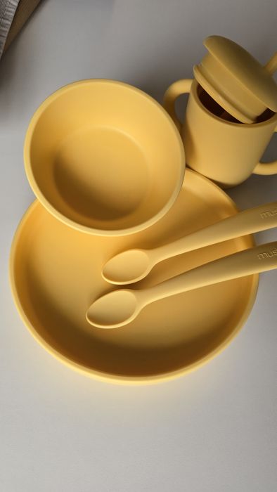 Mushie силиконов комплект за захранване на бебе