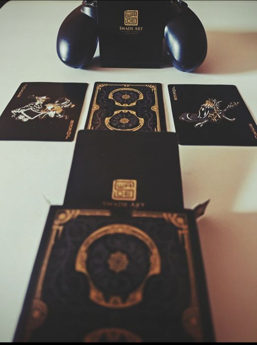 Карти за игра и колекция (дизайнерски)