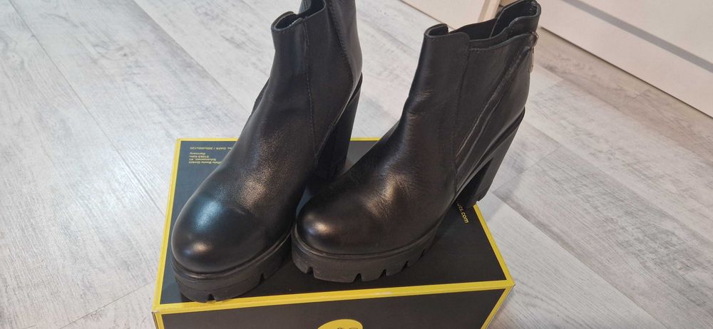 Ghete dama, piele naturala, stare foarte buna