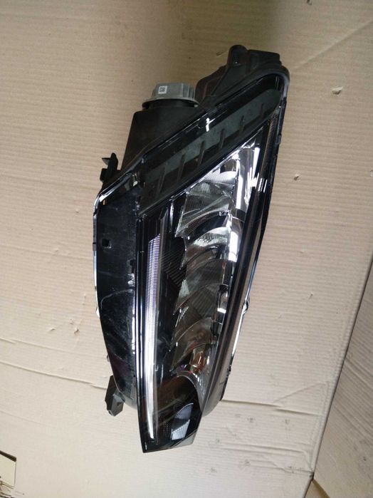 Фар десен SKODA OCTAVIA 2024