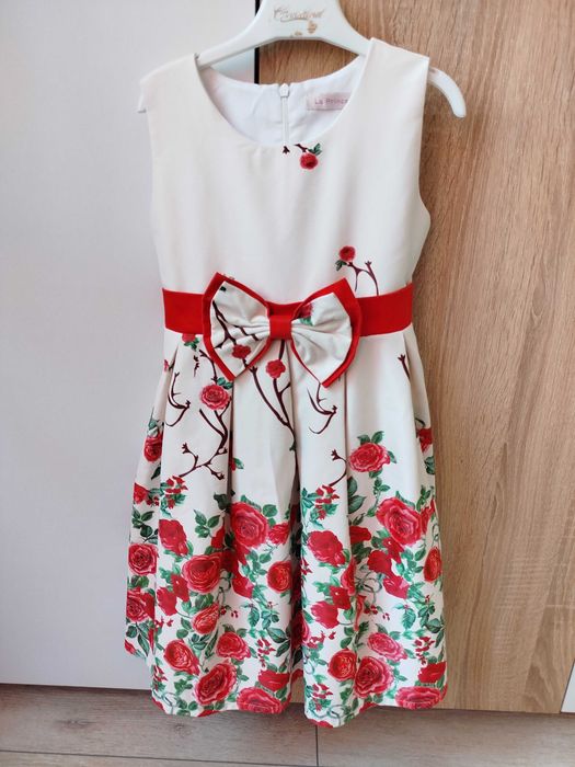 Прекрасна рокля за малка дама