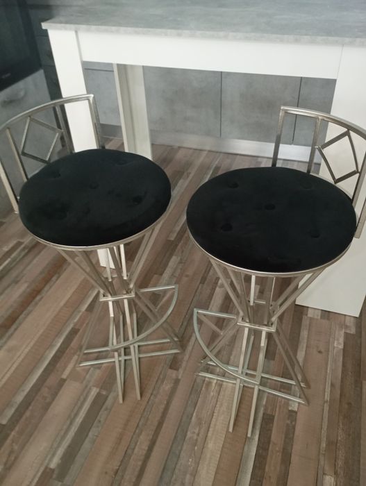 Кухненски комплект+ два бар стола.