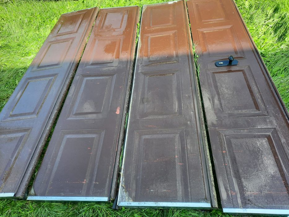 De vânzare 2 uși de garaj din panouri sandwich L2,40m H2,20m