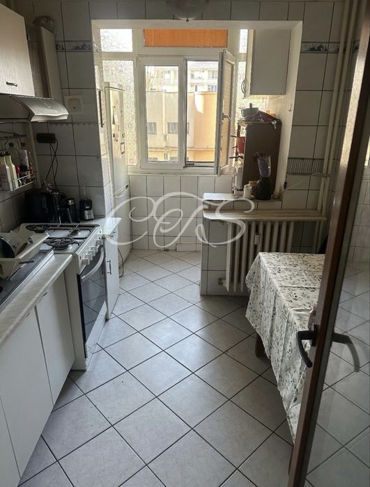 Apartament de vânzare 3 camere, decomandat, reabilitat complet.