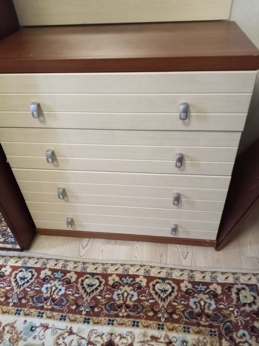 Стол-парта, тумбочки,комод,зеркало