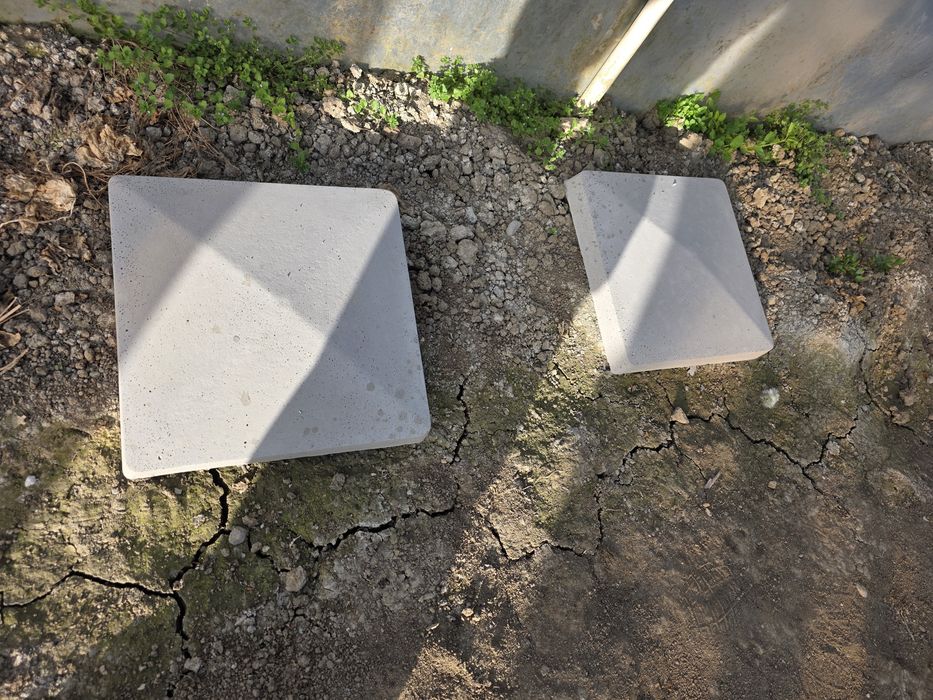 Vând 4  matrițe metal stalp, gard,2 matrițe coama gard,1 capac stalp!