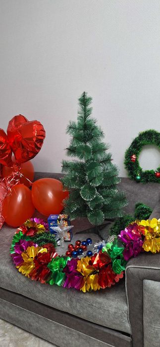 Недорого,. Продаётся ёлка,всё в комплекте,состояние отличное.60000 сум