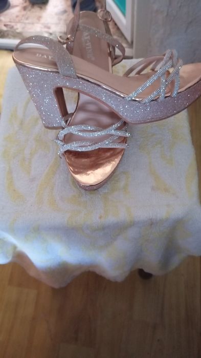 Buna dragi mei vând sandalute